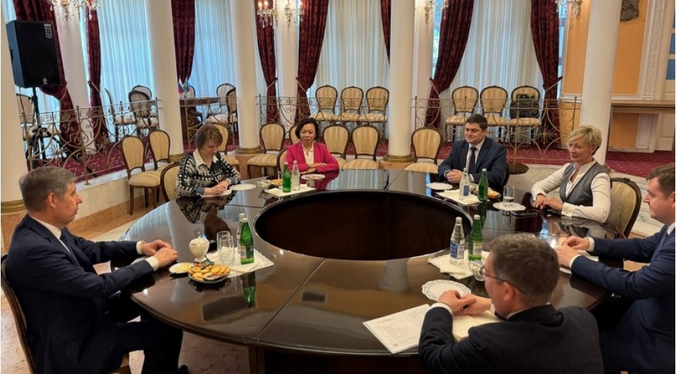 rusiyanin-azerbaycandaki-sefiri-bashqirdistanin-bash-nazir-muavini-ile-regionlararasi-emekdashligi-muzakire-edib-foto