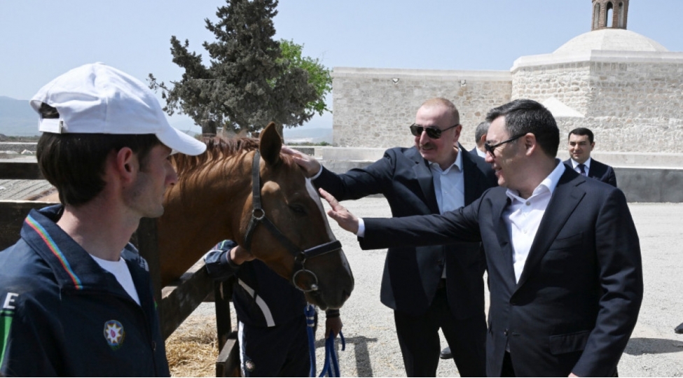 prezident-ilham-eliyev-sadir-japarova-qarabag-ati-hediyye-edib