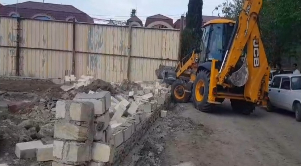 gencede-qanunsuz-tikili-sokulub-video