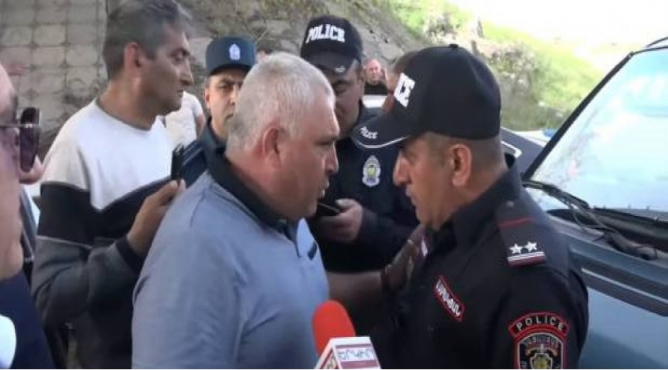 ermenistanda-delimitasiyaya-etiraz-eden-shexsler-irevan-sevan-yolunu-baglayib-video