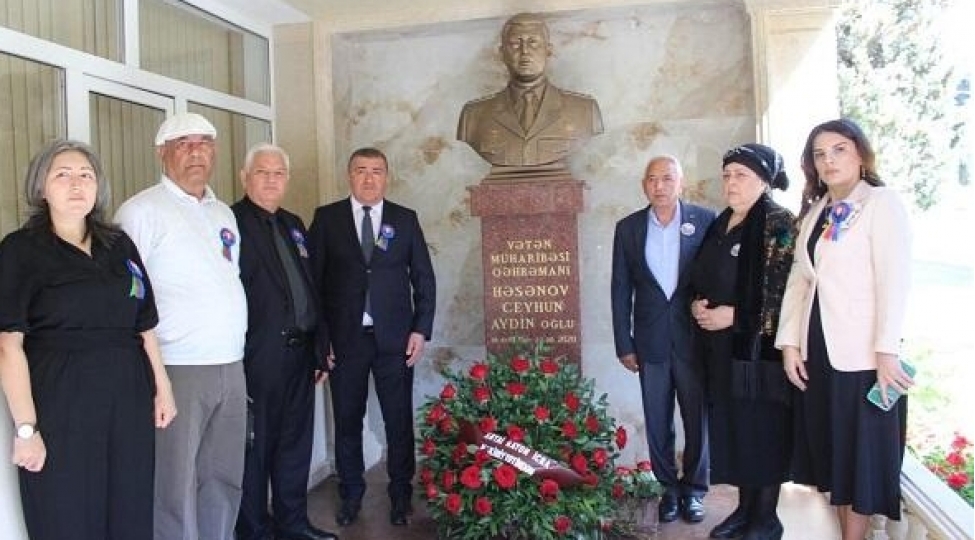 veten-muharibesi-qehremani-ceyhun-hesenovun-bustunun-achilishi-olub-foto