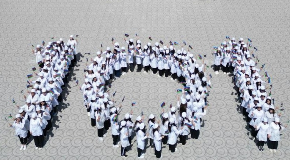 sehiyye-nazirliyi-gorkemli-oftalmoloq-alim-akademik-zerife-eliyevanin-101-illiyine-hesr-olunan-fleshmob-teshkil-edib-foto