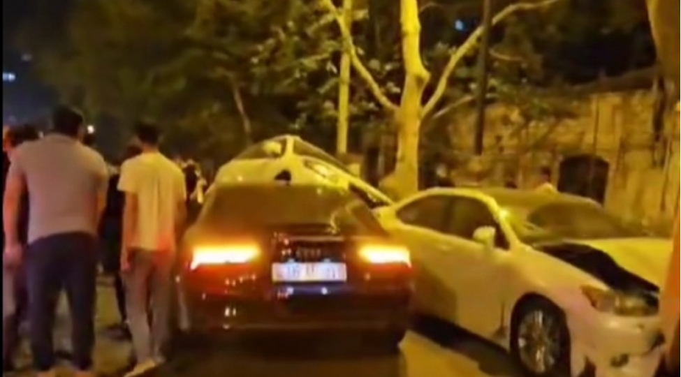 dyp-bakinin-merkezinde-9-mashinin-toqqushmasina-sebeb-avtomobillerin-suret-yarishina-chixmasi-olub