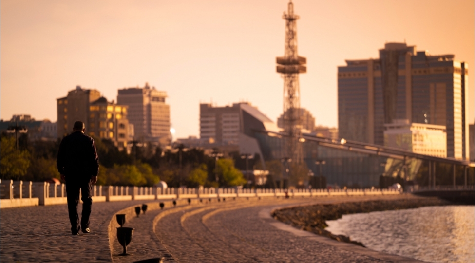 denizde-batma-tehlukesi-ile-uzleshen-shexs-bele-xilas-edildi-video