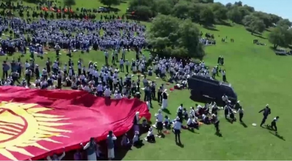 qirgizistanda-yuk-mashini-28-ushagi-yaralayib