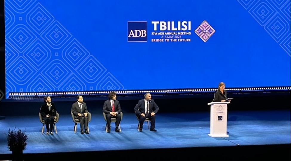 adb-nin-tbiliside-kechirilen-iclasi-cherchivesinde-geosiyaset-ve-iqlim-deyishikliyi-muzakire-olunur