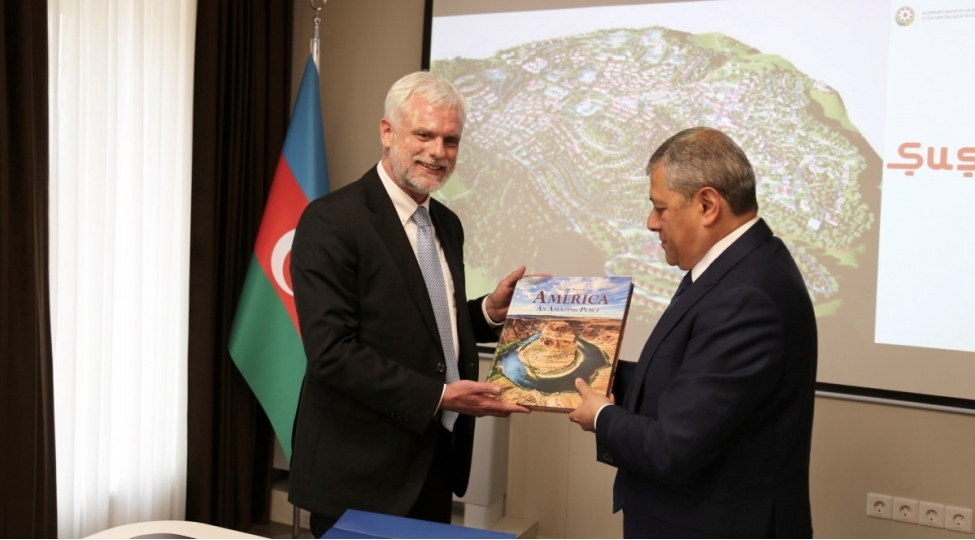 absh-sefiri-shushada-aydin-kerimovla-gorushub-foto