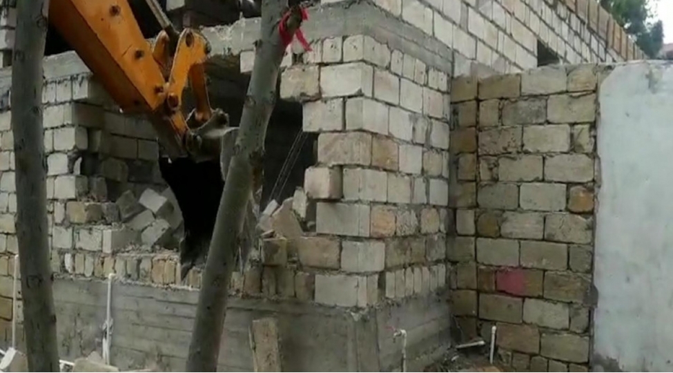 sahil-qesebesinde-qanunsuz-tikilen-obyekt-sokulub-fotovideo