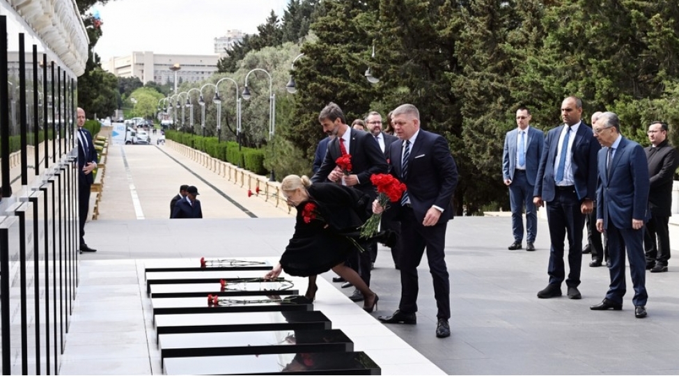 slovakiyanin-bash-naziri-shehidler-xiyabanini-ziyaret-edib