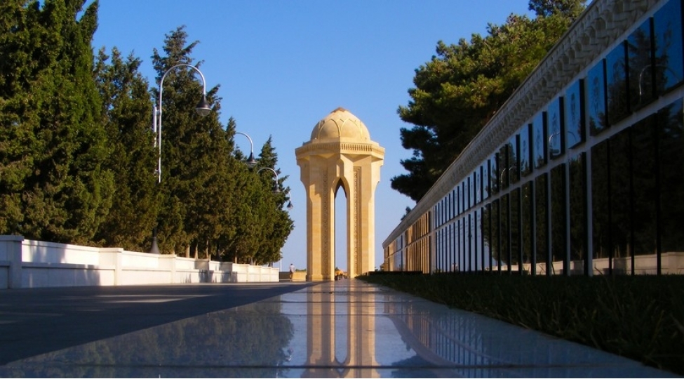 bolqaristan-prezidenti-bakida-shehidlerin-xatiresini-anib