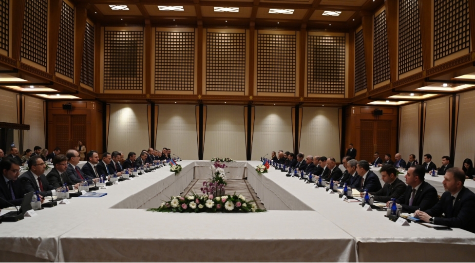qars-naxchivan-demir-yolu-layihesinin-reallashdirilmasi-uchun-azerbaycan-demir-yolu-xettinin-yeniden-qurulmasina-bashlayib