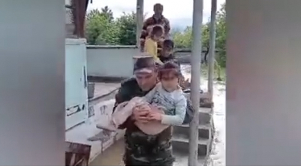 qebelede-komeksiz-veziyyetde-qalmish-2-azyashli-bele-texliye-edildi-video