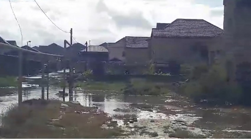 bir-sira-ferdi-yashayish-evlerinin-heyetlerini-su-basib-video