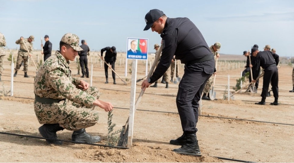 din-in-emekdashlari-ulu-onderin-anadan-olmasinin-ildonumu-ile-elaqedar-agacekme-aksiyasi-kechirib