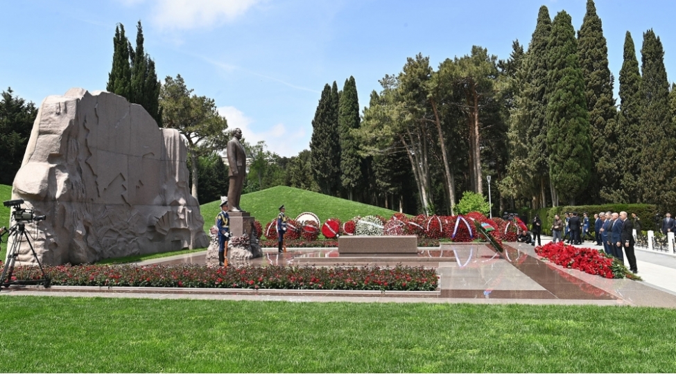 elm-ve-tehsil-nazirliyinin-kollektivi-fexri-xiyabanda-ulu-onderin-mezarini-ziyaret-edib