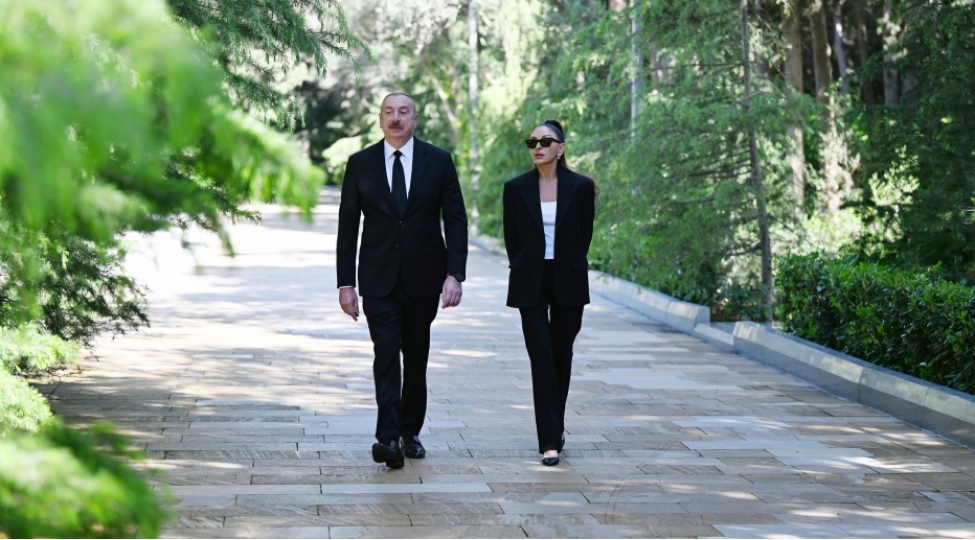 prezident-ilham-eliyev-ve-birinci-xanim-mehriban-eliyeva-umummilli-lider-heyder-eliyevin-mezarini-ziyaret-edibler