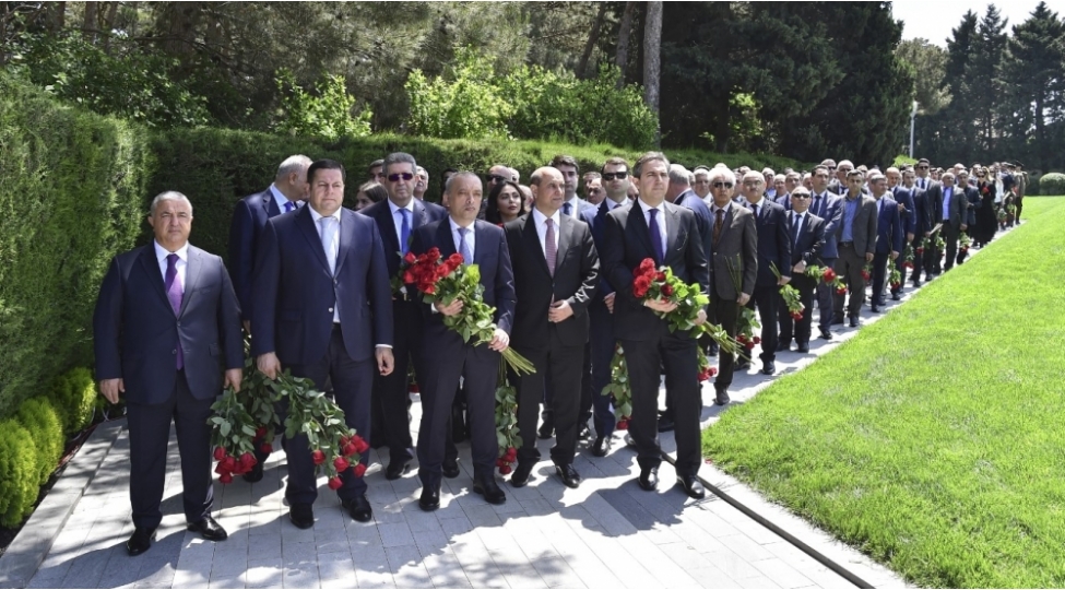 dovlet-su-ehtiyatlari-agentliyinin-kollektivi-fexri-xiyabanda-ulu-onderin-mezarini-ziyaret-edib-foto