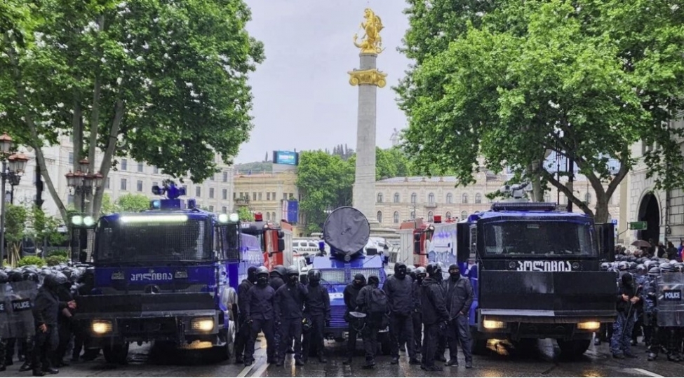 tbiliside-xususi-teyinatlilar-asayishi-berpa-etmek-uchun-seferber-olunub-video