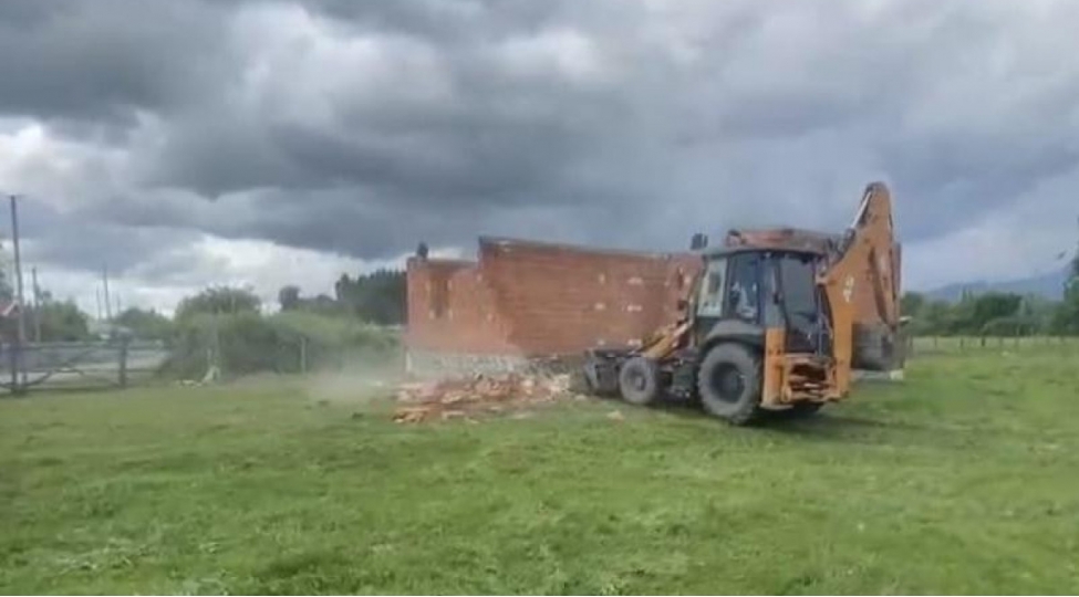 balakende-qanunsuz-tikili-sokulub-video