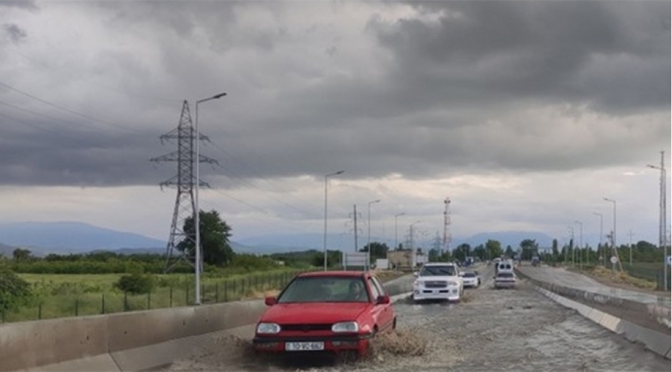 sel-sulari-avtomobil-yolunda-boyuk-golmeche-yaradib
