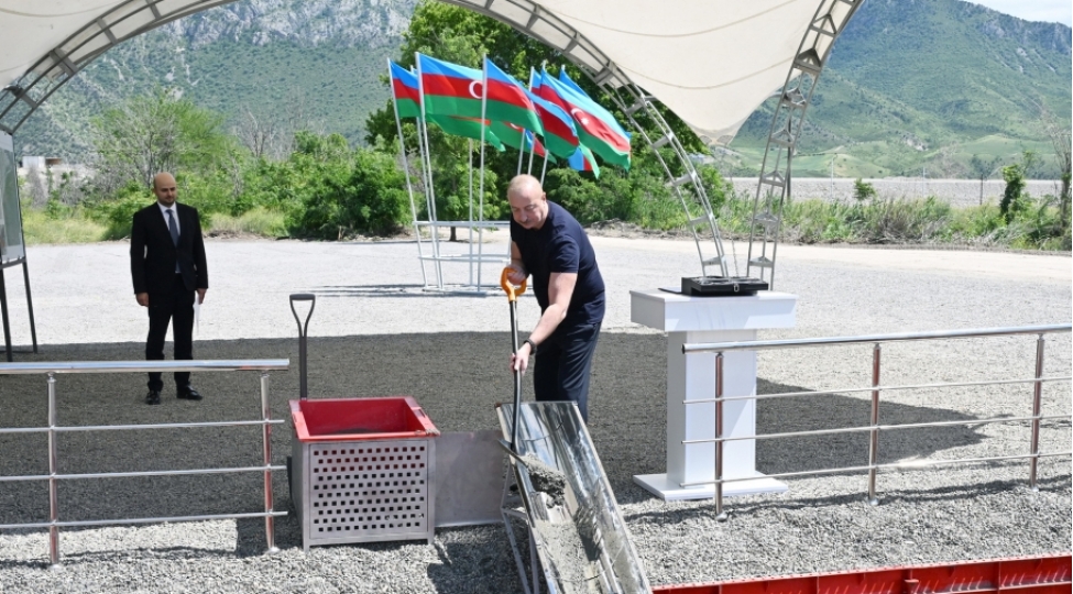prezident-ilham-eliyev-zengilan-rayonunun-mincivan-qesebesinin-temelini-qoyub-yenilenib