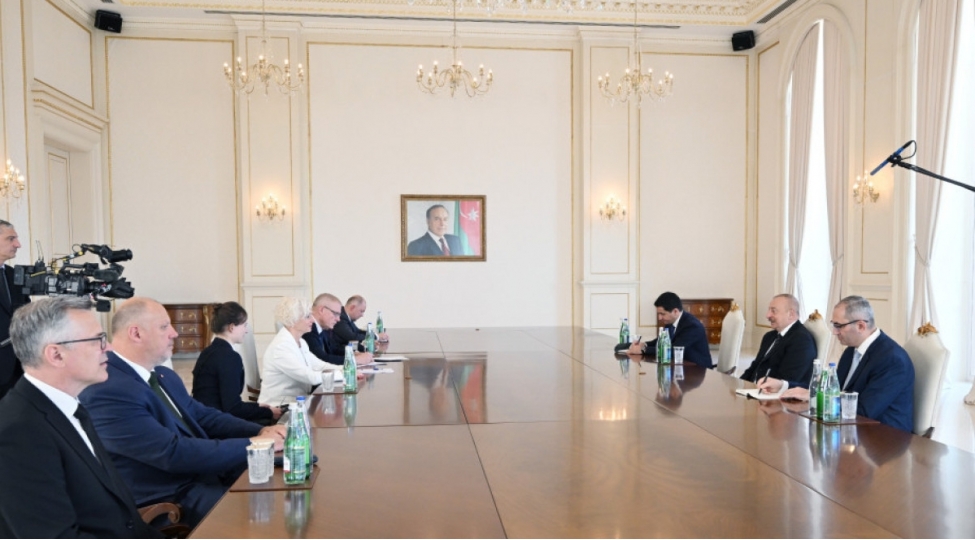 prezident-latviya-seyminin-sedrini-qebul-edib-foto