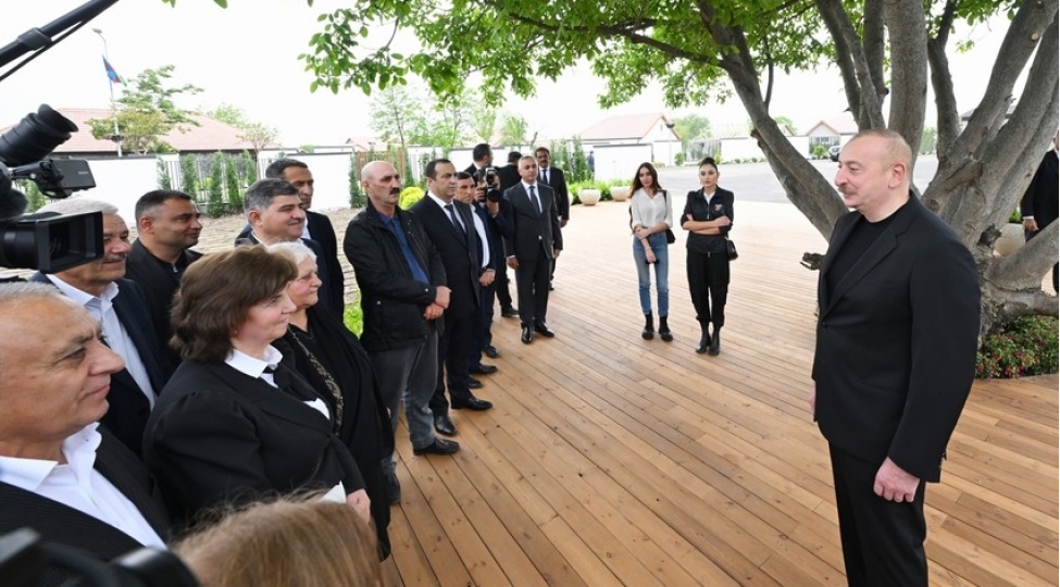 prezident-ilham-eliyev-ve-mehriban-eliyeva-xocali-sheherine-kochen-sakinlerle-gorushubler-yenilenibfoto