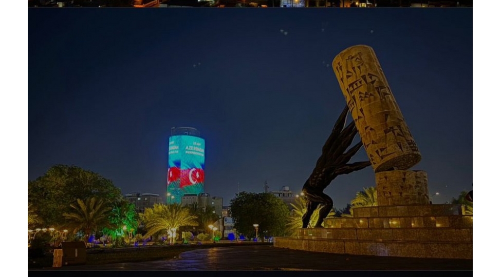 bagdadin-en-hundur-binalarindan-biri-azerbaycan-bayragi-ile-ishiqlandirilib