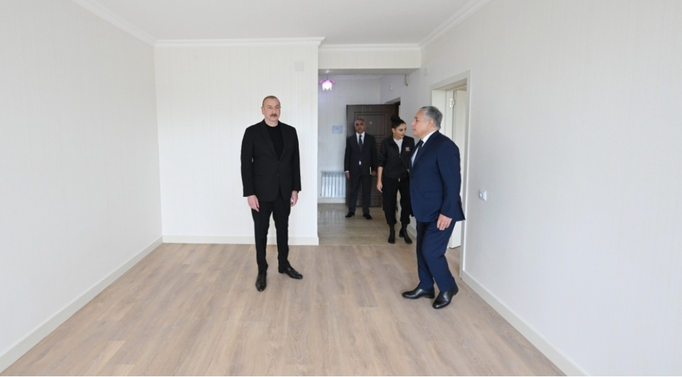 prezident-ve-birinci-xanim-xocalida-15-choxmenzilli-binada-temir-ve-yenidenqurmadan-sonra-yaradilan-sheraitle-tanish-olublar-yenilenib