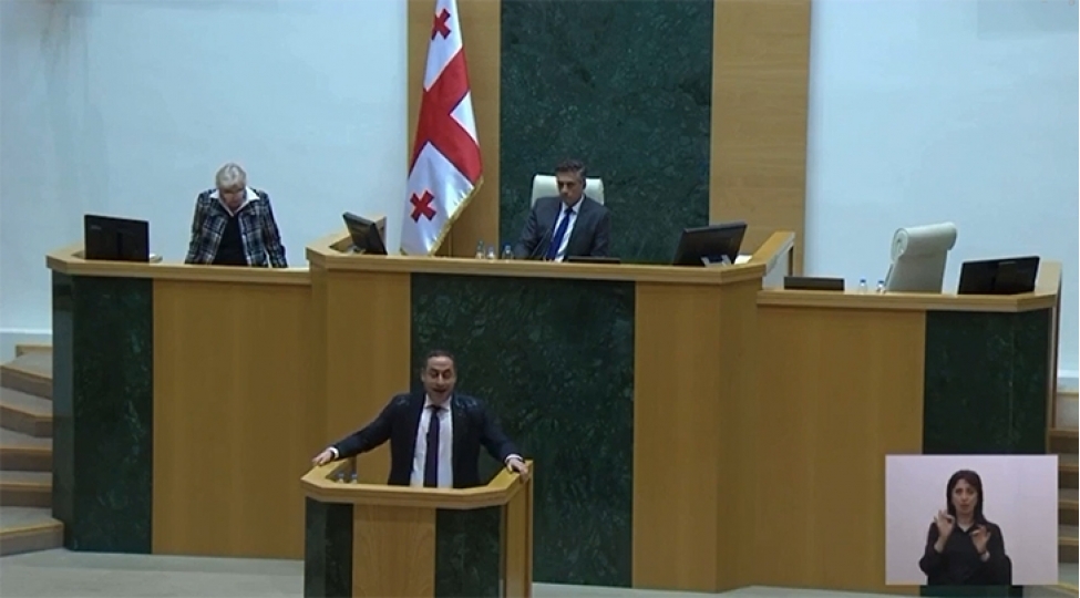 gurcustan-parlamentinde-deputatin-uzerine-su-tokduler-video