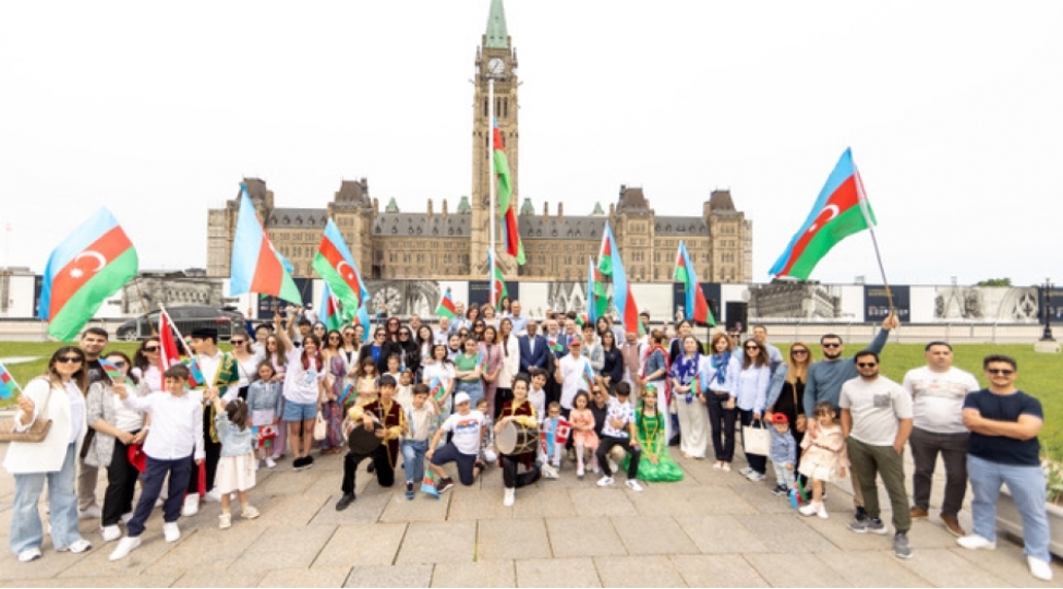 ottavada-parlament-binasinin-onunde-azerbaycan-bayragi-ucaldilib