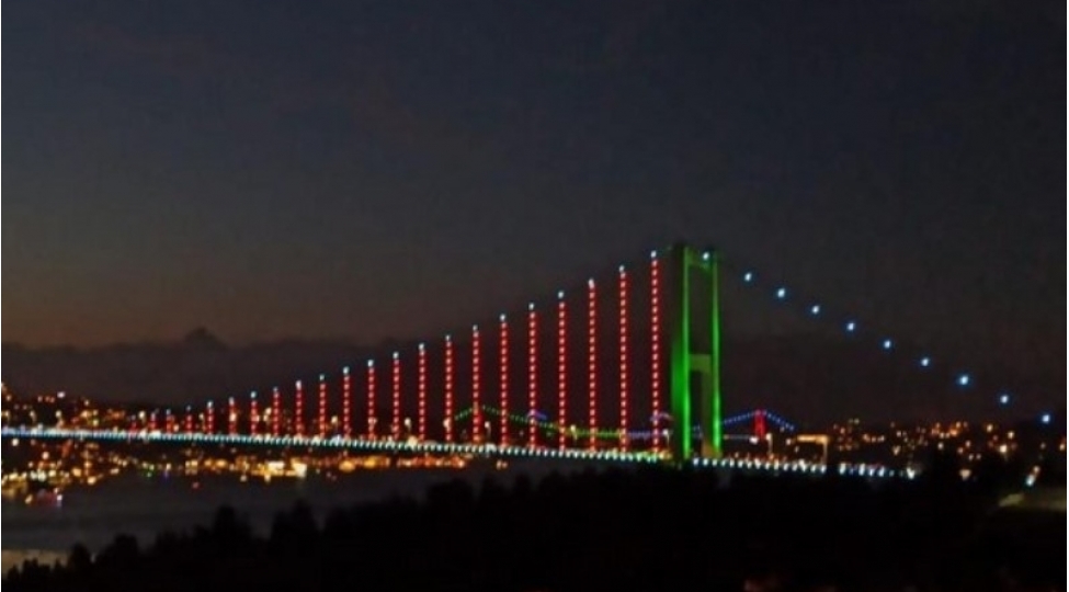 istanbul-korpuleri-azerbaycan-bayraginin-rengleri-ile-ishiqlandirilib-foto