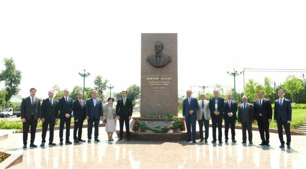 dashkendde-heyder-eliyevin-abidesi-ziyaret-olunub