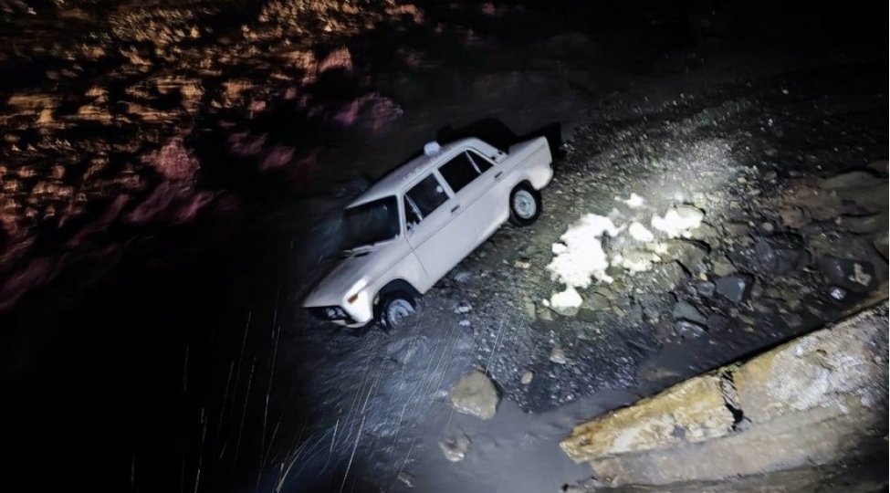 qebelede-icherisinde-iki-nefer-olan-avtomobil-chayda-batib