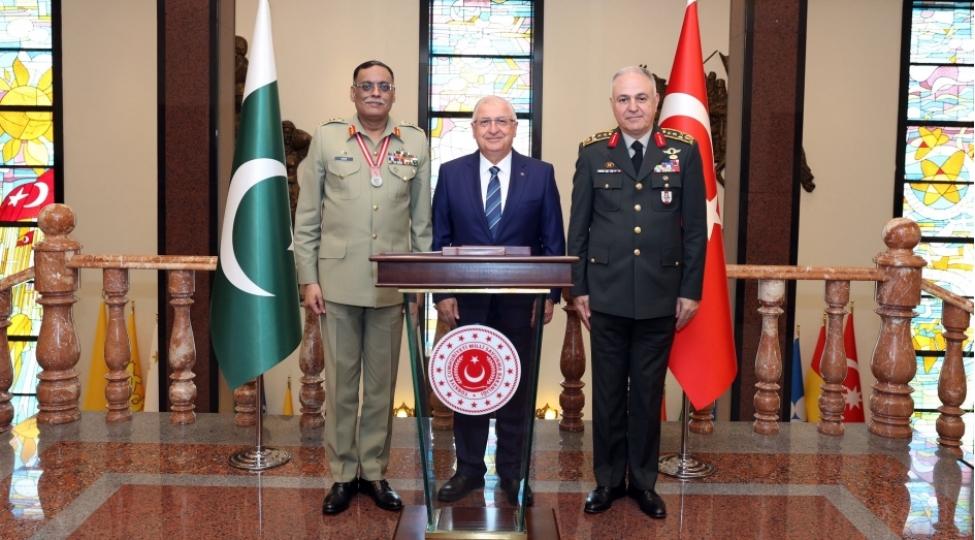 pakistanli-general-turkiye-silahli-quvvelerinin-fexri-xidmet-medali-ile-teltif-edilib