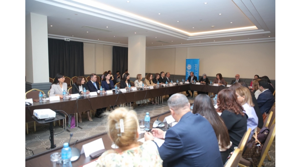 dovlet-komitesi-ve-unicef-in-azerbaycan-numayendeliyinin-birge-teshkilatchiligi-ile-deyirmi-masa-kechirilib