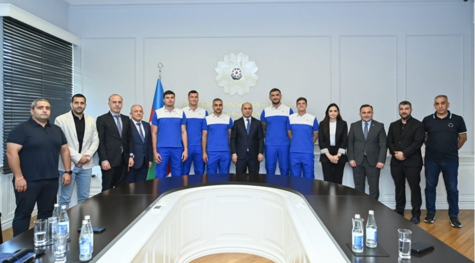emin-emrullayev-avropa-kubokuna-vesiqe-qazanan-basketbolchularla-gorushub