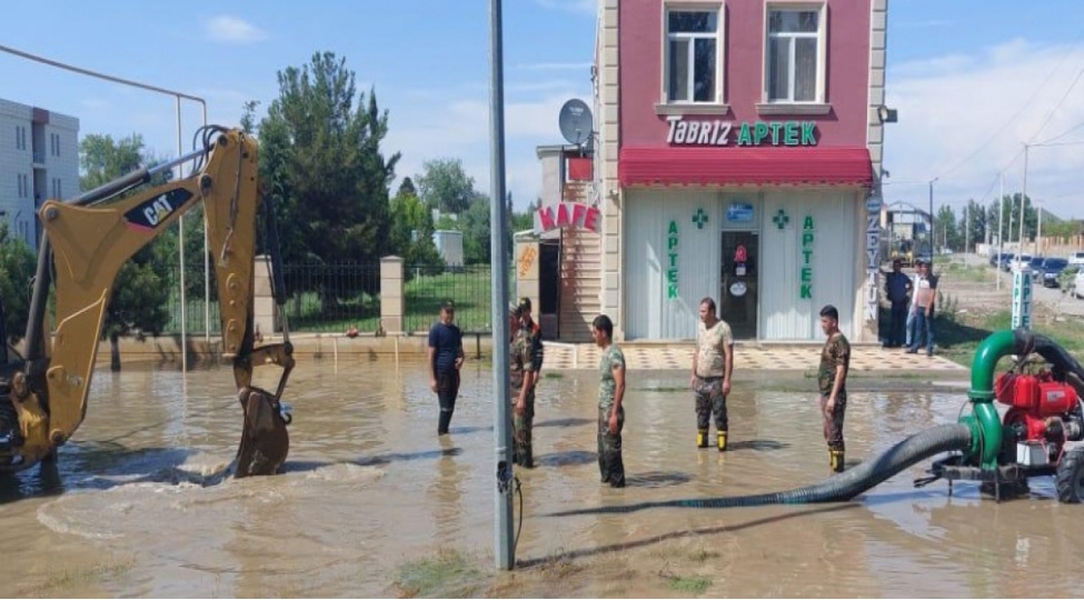 yevlax-ve-mingechevirde-su-basmish-erazilerde-tedbirler-gorulub-video