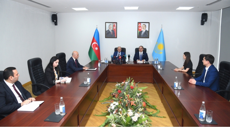 yeni-azerbaycan-partiyasi-ile-amanat-partiyasi-arasinda-qarshiliqli-fealiyyet-ve-emekdashliq-haqqinda-memorandum-imzalanib-foto