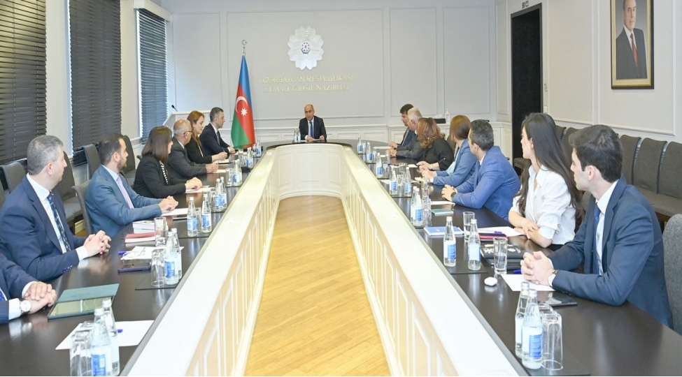 emin-emrullayev-ictimai-shuranin-uzvleri-ile-gorushub