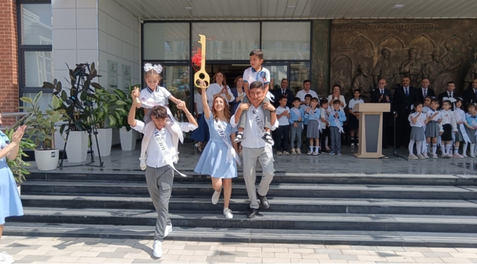 fuzulide-mirze-uluqbey-adina-mektebde-son-zeng