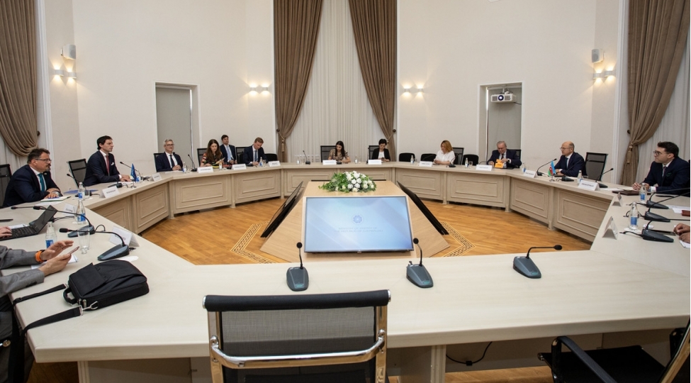 azerbaycanla-ai-arasinda-enerji-terefdashligi-ve-cop29-cherchivesinde-emekdashliq-muzakire-edilib