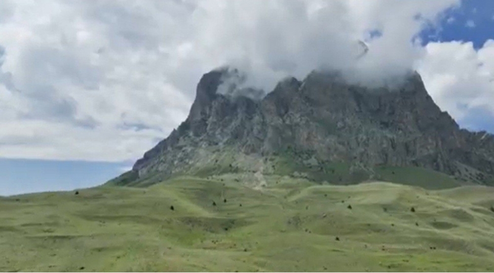 ilandagin-tarixi-sirri-dagin-yanindaki-kendin-sakinlerini-oradan-kochmeye-ne-vadar-edib