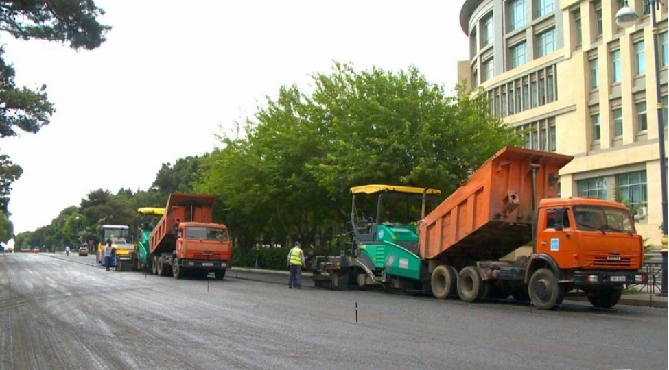 bakinin-parlament-ve-ataturk-prospektlerinde-temir-yekunlashmaq-uzredir-video