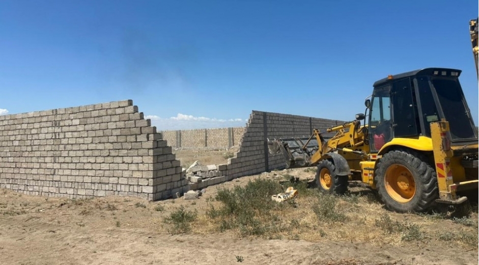 xezer-baglarinda-qanunsuz-tikilen-hasarlar-sokulub-video