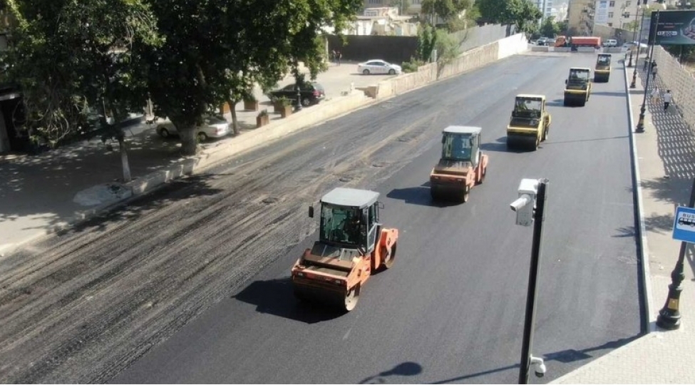 bakinin-mikayil-mushfiq-kuchesinde-asfaltlanma-ishleri-icra-olunur-video