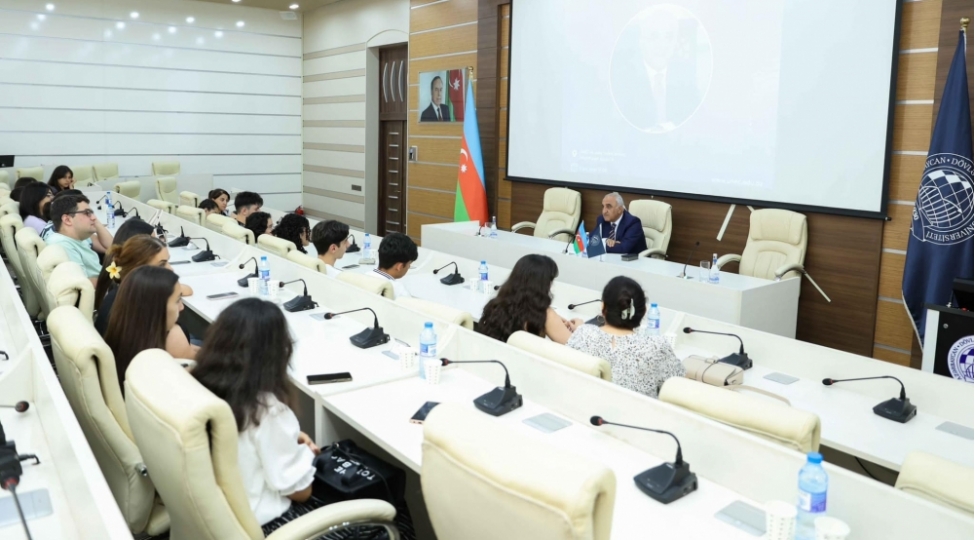 unec-rektoru-abituriyent-ve-valideynlerle-gorushub-foto