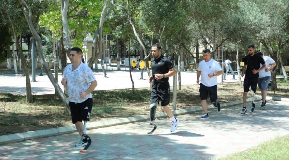 muharibe-ile-elaqedar-elilliyi-olan-daha-bir-qrup-shexs-xususi-idman-protezleri-ile-temin-edilib-foto