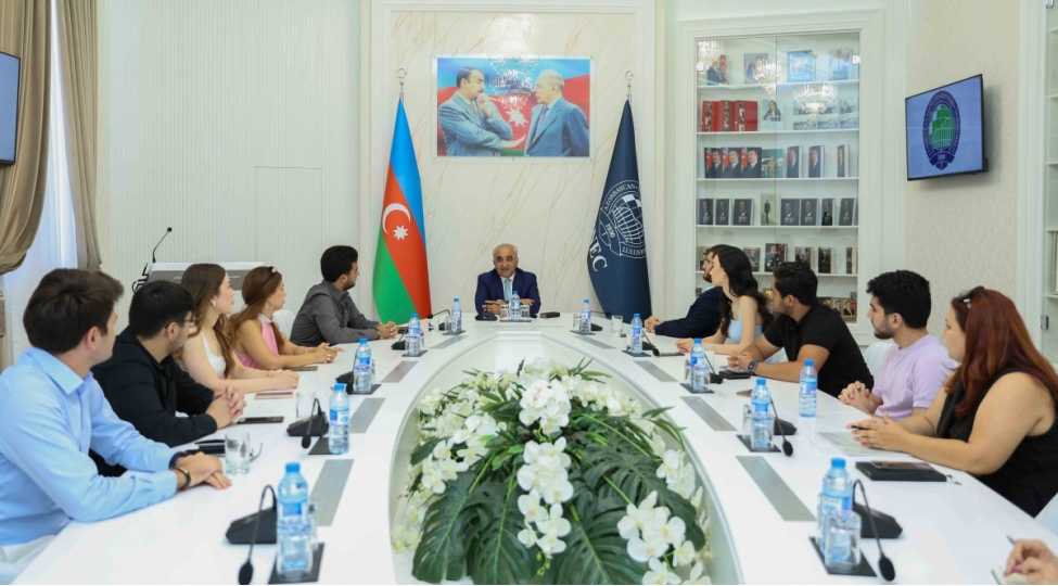 unec-in-fransanin-montpellier-universiteti-ile-ikili-diplom-proqramindan-9-telebe-mezun-olub