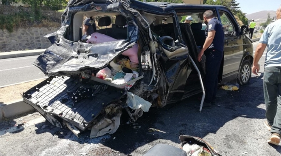 malatyada-belediyyenin-yuk-mashini-mikroavtobusu-500-metr-suruyub